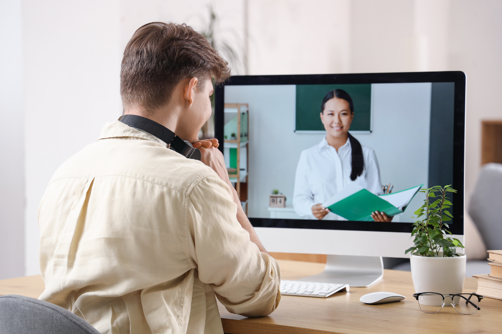 Curso de idiomas online: por que a aula ao vivo com professor é o verdadeiro segredo da fluência?